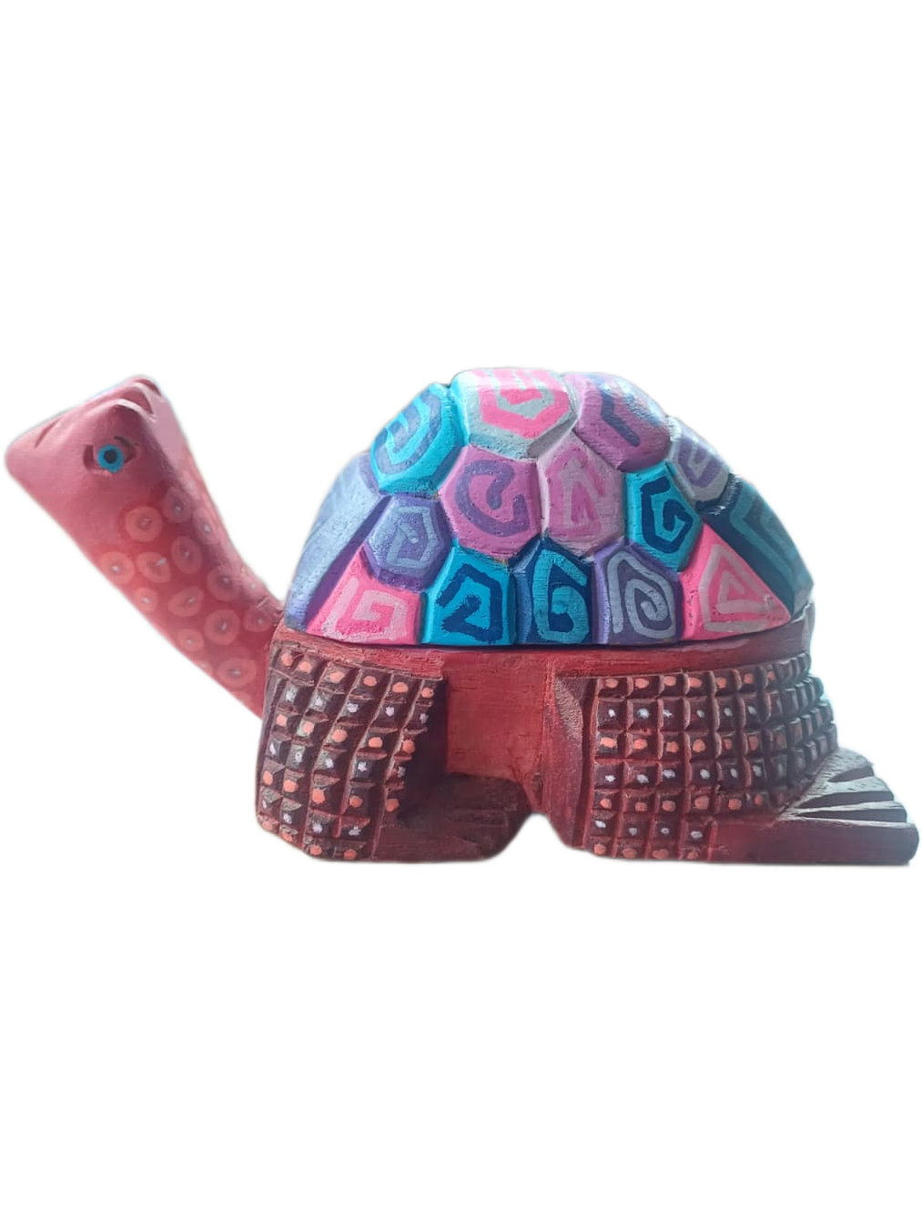 Une tortue colorée, peinte par Luca Barbara, à l'image des alebrijes mexicains.